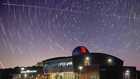 Gluren naar de maan bij Orion
