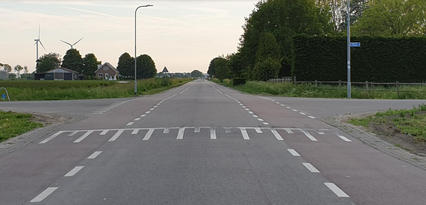 Verticaal de Ged, Laanweg - wordt gekruist door de Gerrit de Vriesweg
Een goed overzichtelijk kruispunt - Burgemeester en Dorpsraad Andijk samen in gesprek met Hoogheemraad inzake verkeersveiligheid polderwegen