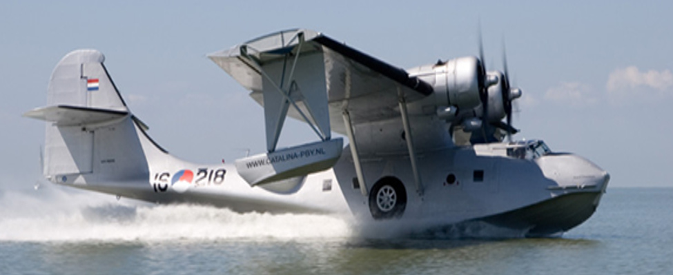  De Catalina PH-PBY vloog diverse keren als onderdeel van de jaarlijkse 
Westfriese Waterweken in Medemblik |  Catalina PH-PBY bij Medemblik in het IJsselmeer