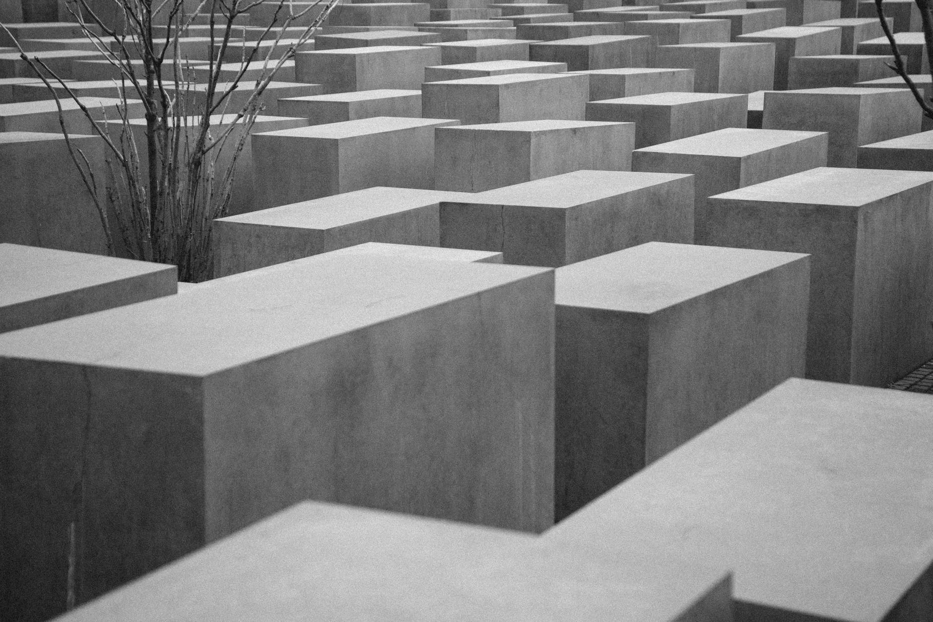 HCC: 'Interesse in Tweede Wereldoorlog nog steeds aanwezig' -  Holocaust-monument aan de Cora Berliner Straße in Berlijn, ontworpen door architect Peter Eisenman | Little Visuals op Pexels.com 