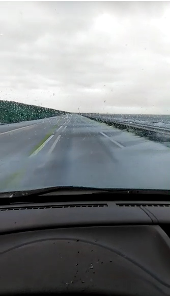 Terugkerend probleem van zand op N307 dijk Enkhuizen-Lelystad