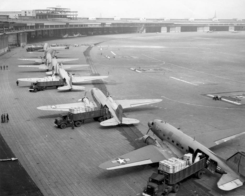 DC3 (ZA947) over Andijk naar Faßberg - #BBMF | #BerlinAirlift  #Luftbrücke