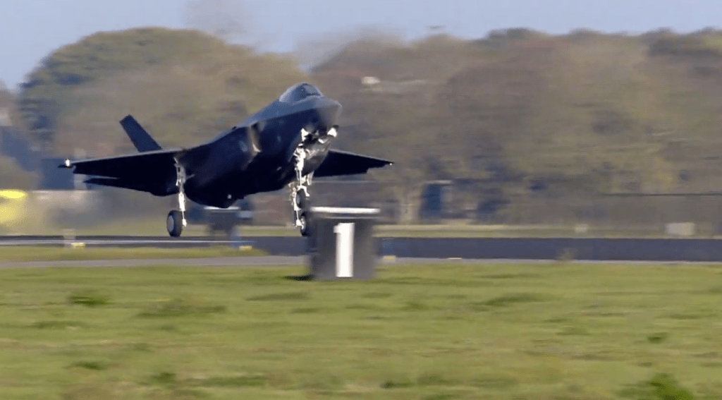 De touchdown van de F35 (foto @CAPAND)