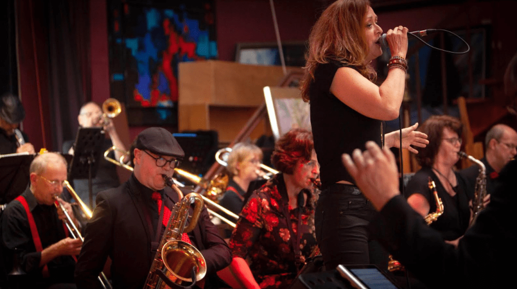 De L-Star Bigband met Zangers Op Stap - Heel Hoogwoud Zingt!