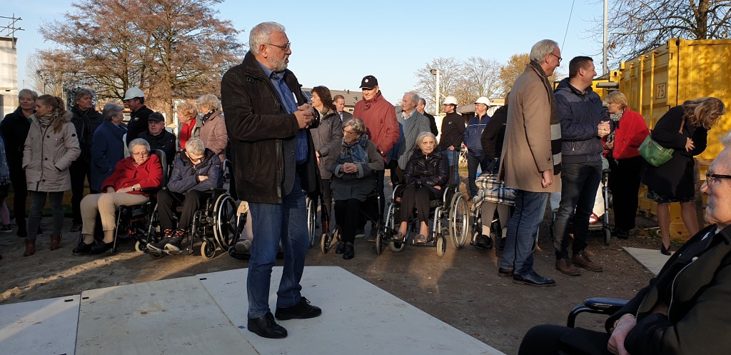 Feestelijke steenlegging van woonzorglocatie Sorghvliet Andijk in herfstzonnetje