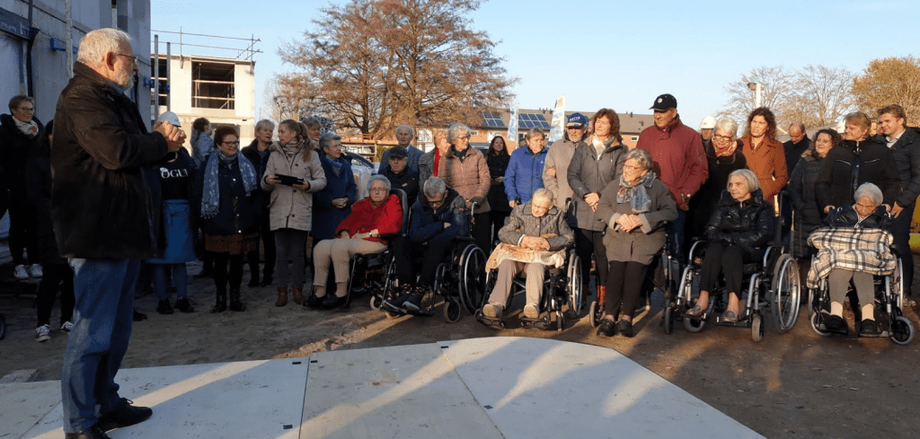 Feestelijke steenlegging van woonzorglocatie Sorghvliet Andijk in herfstzonnetje