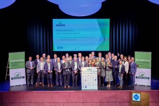 Marcel Rosendaal (directeur Vastgoed) en Mark Bernard (milieucoördinator) ondertekenden op donderdag 10 oktober 2019 namens Omring de Green Deal Zorg 2.0.