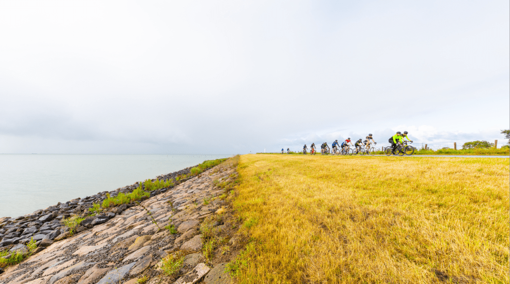 Deelnemers Ronde Westfriese Omringdijk doneren voor het goede doel