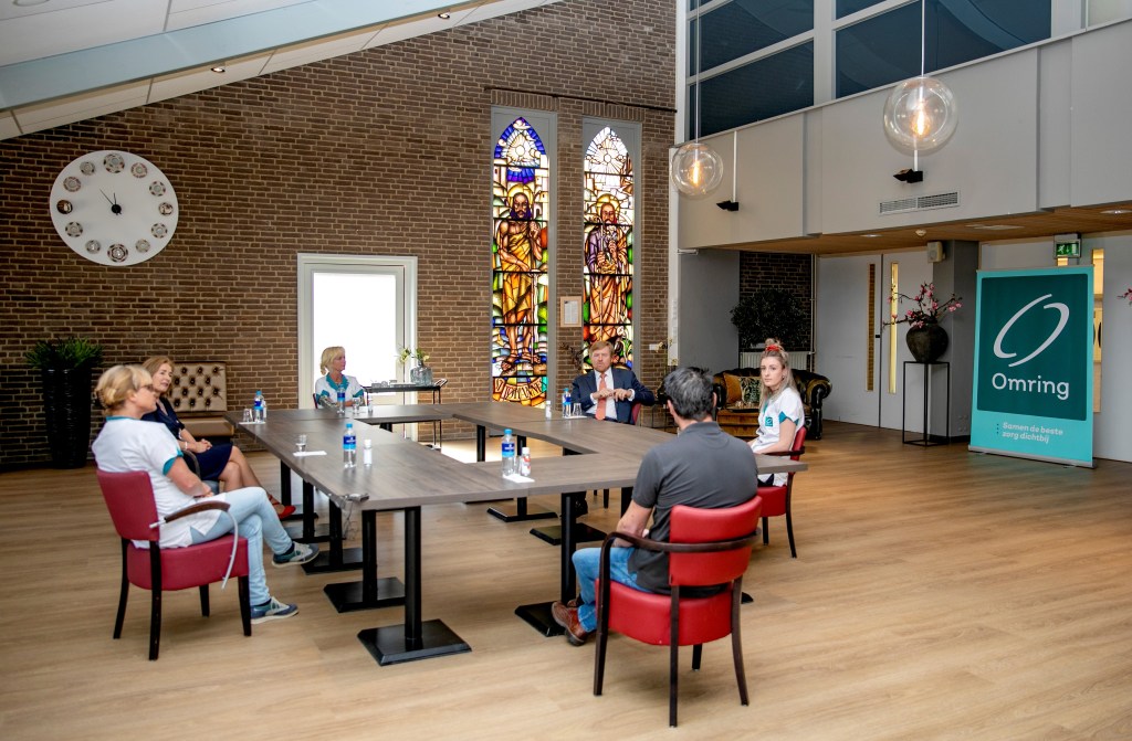 Koning bezoekt woonzorglocatie Lindendael van Omring in Hoorn