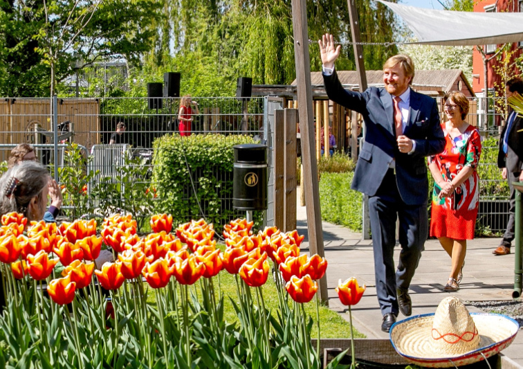 Koning bezoekt woonzorglocatie Lindendael van Omring in Hoorn