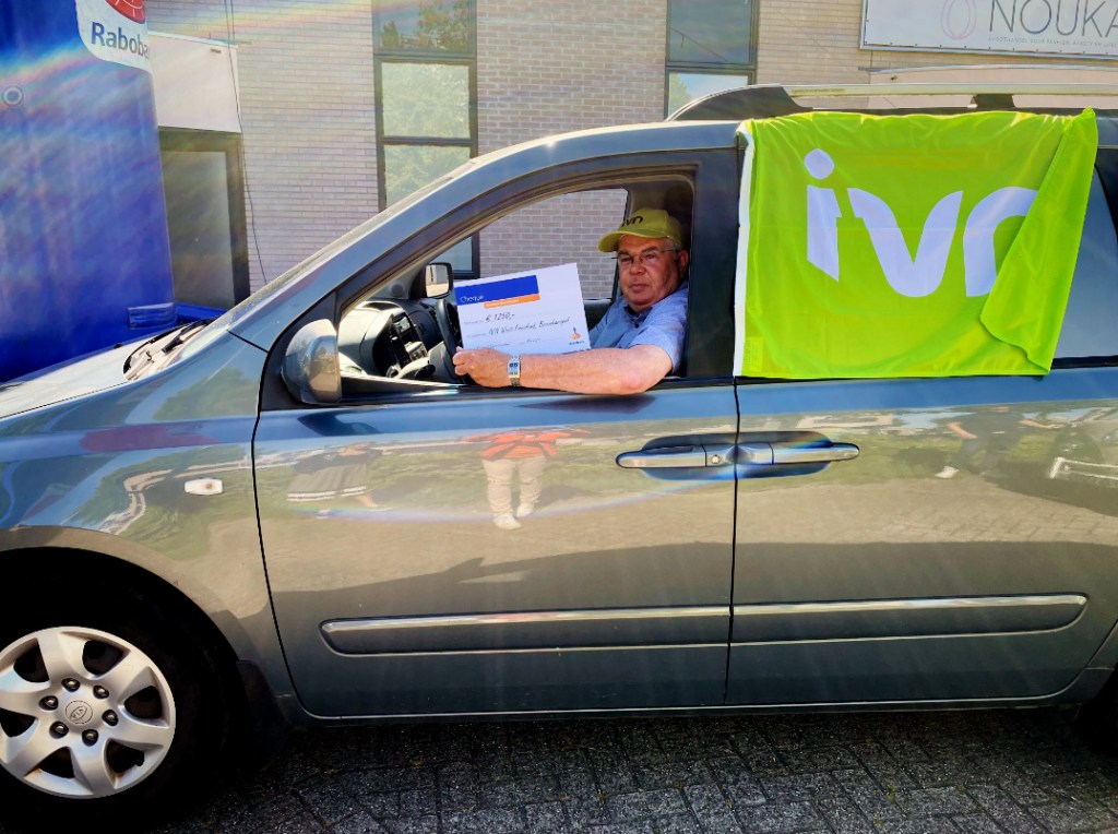Uitreiking cheque RABObank Coöperatief Fonds aan IVN afd. West-Friesland
