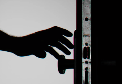 Bewoner stuit op inbreker