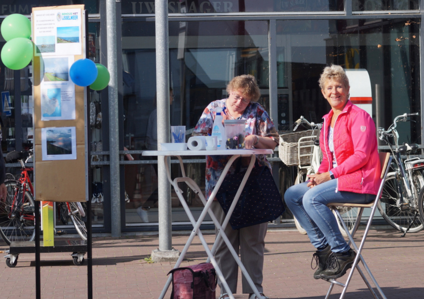 Annemarie Kooiman met een Behoud-Het-IJsselmeer-stand bij Winkelcentrum Beldershof in Andijk #BehoudHetIJsselmeer