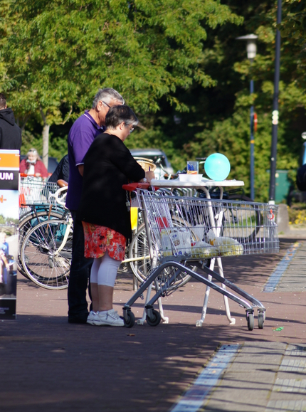 Annemarie Kooiman met een Behoud-Het-IJsselmeer-stand bij Winkelcentrum Beldershof in Andijk #BehoudHetIJsselmeer