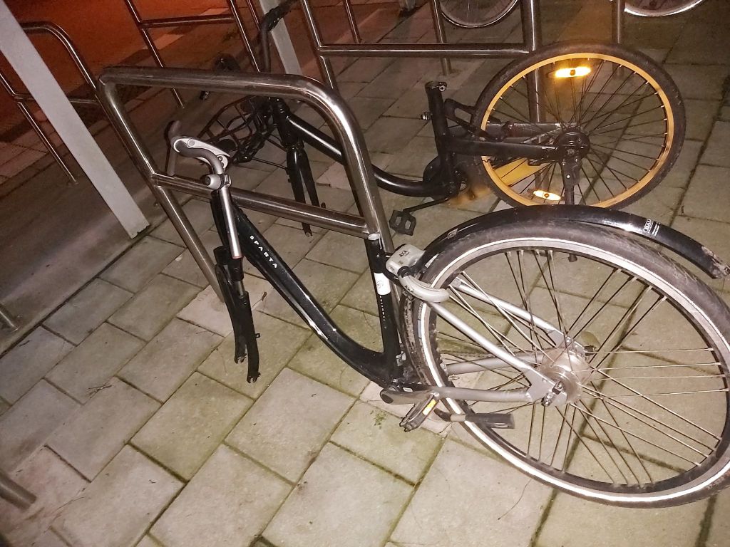 Fietsen worden gesloopt bij bushalte Kleingouw-Hoekweg - 'Nieuwe' vorm van fietsendiefstal