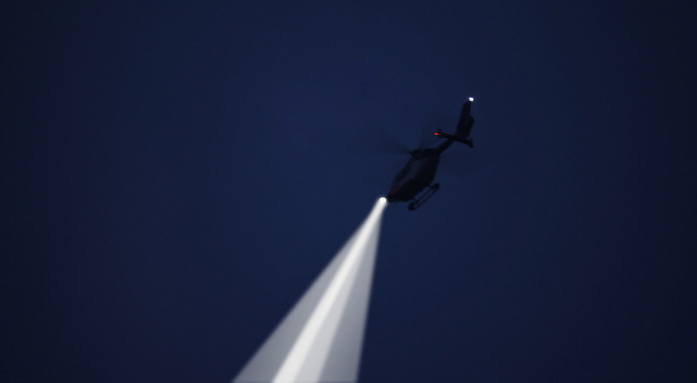 Poging beroving in Zwaag | Er werd zoekactie gehouden naar de verdachten met onder andere de politiehelikopter  - Foto © CAPAND