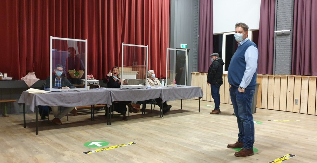 Circa 300 kiesgerechtigden brachten stem uit in Andijk op eerste dag #TK2021
