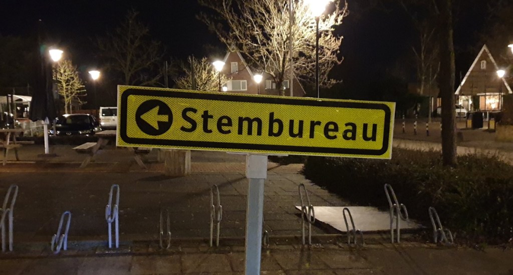 Circa 300 kiesgerechtigden brachten stem uit in Andijk op eerste dag #TK2021