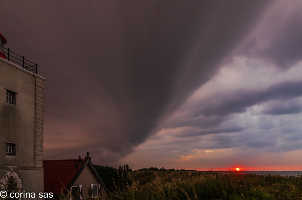 Onweersbuien boven Andijk Foto © Corina Sas