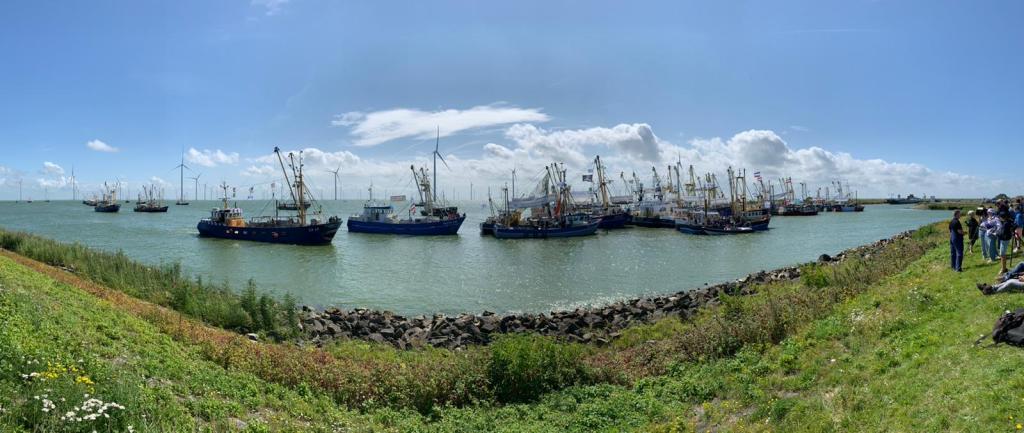 Hart voor Medemblik aan boord van de EK 49 tijdens demonstratie vissers op het IJsselmeer