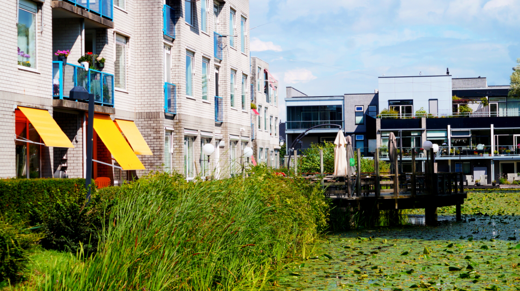 Mondkapjes weer opdoen in ziekenhuis en verzorgingshuizen 'De Omring'
Links het gebouw van Gezinspaviljoen Sorghvliet - foto © G. van Keulen