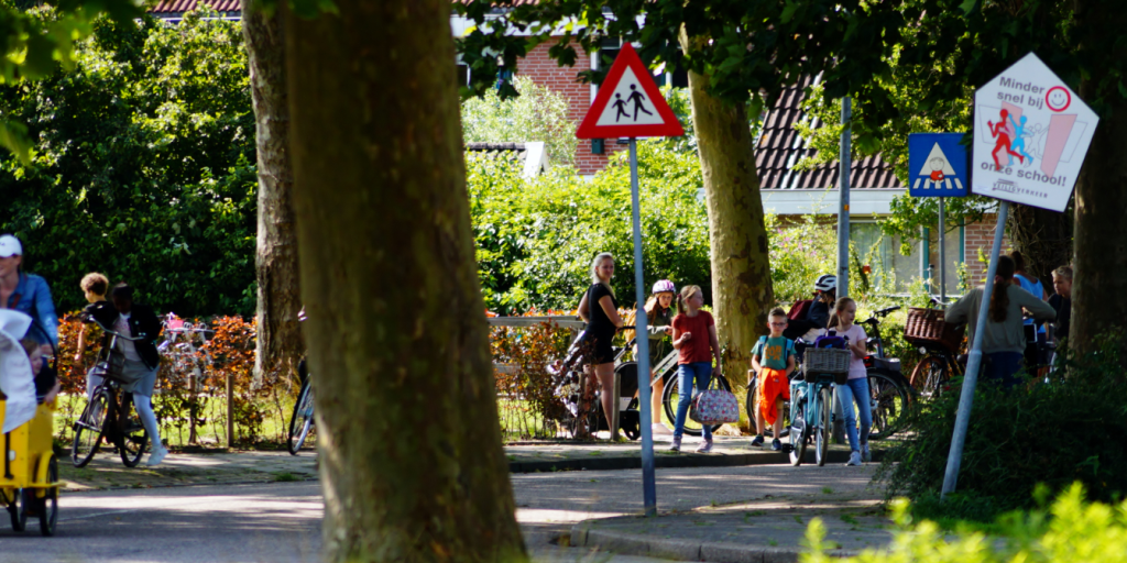 De scholen zijn weer begonnen! Houd rekening mee met (fietsende) kinderen! - Andijk