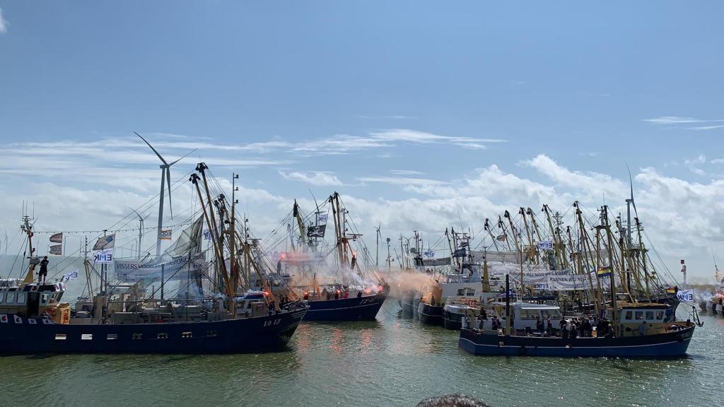 Hart voor Medemblik aan boord van de EK 49 tijdens demonstratie vissers op het IJsselmeer