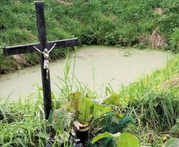 Op het kruispunt Ged. Laanweg - G. de Vriesweg herinnert een crucifix aan een dodelijk ongeval