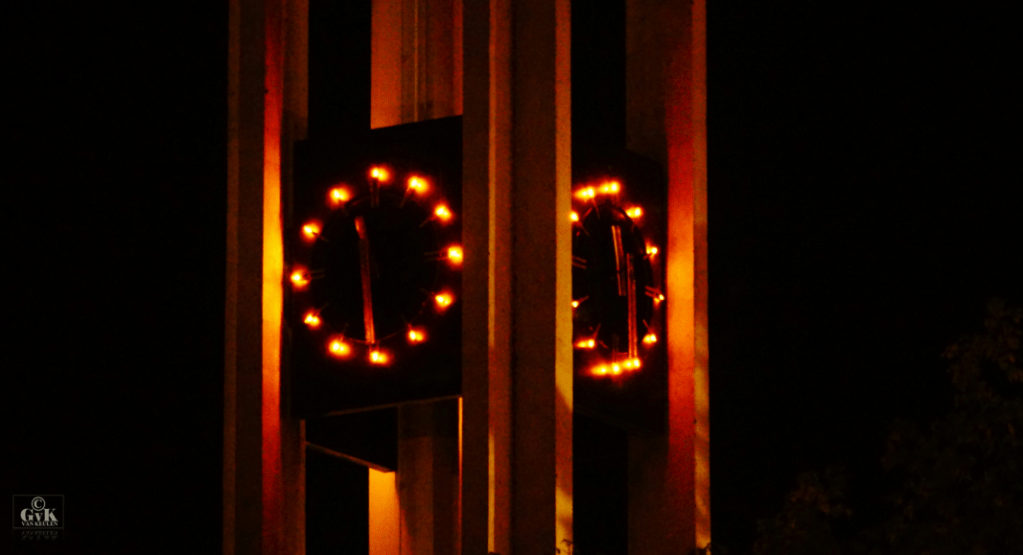 Klok carillon geeft de tijd weer aan maar wijzers nog niet verlicht - Andijk