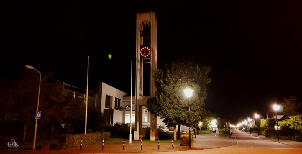 Klok carillon geeft de tijd weer aan maar wijzers nog niet verlicht - Andijk