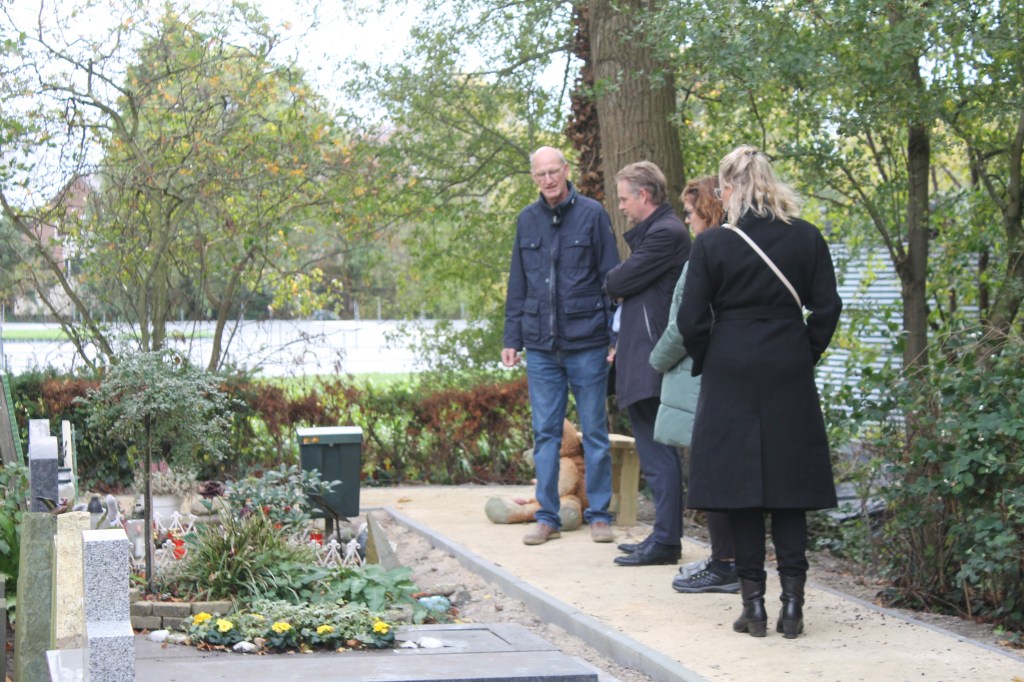 Oosterbegraafplaats in Andijk gerenoveerd en voorzien van informatiebord - foto © G. van Keulen
