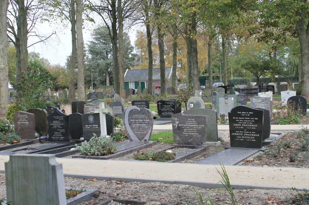 Oosterbegraafplaats in Andijk gerenoveerd en voorzien van informatiebord - foto © G. van Keulen
