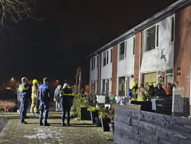 Explosie ontzet gevel van woning in Andijk