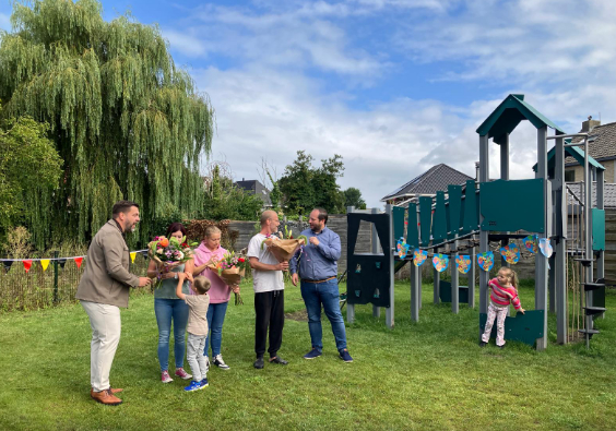 Wethouder Gringhuis opent speelplaats in Andijk