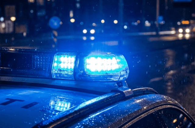 Fietsster zwaargewond na nachtelijke aanrijding op Vleetweg in Andijk